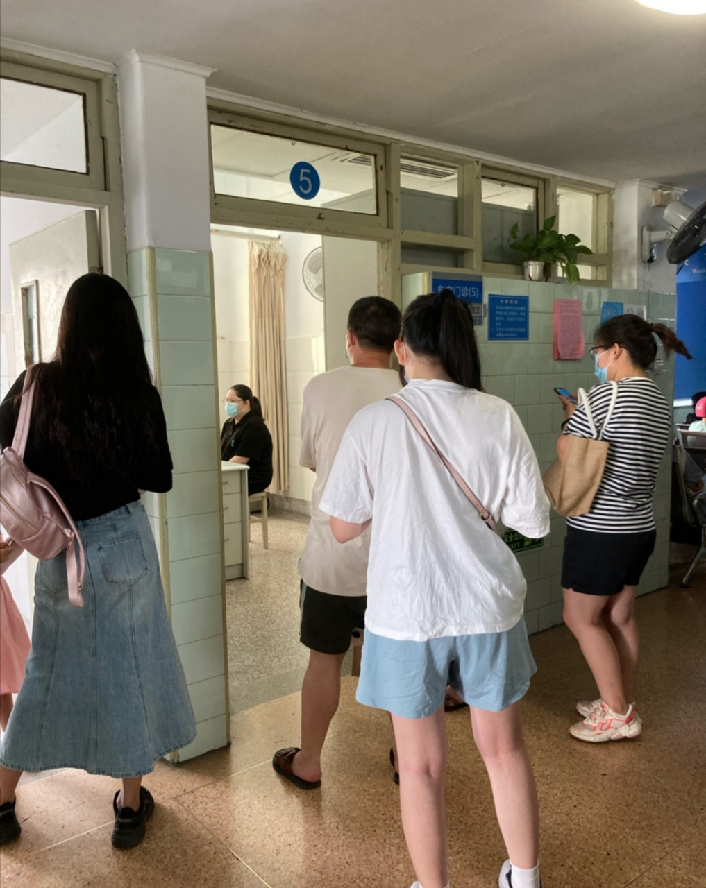 去医院排队看病的时候看到了这个, 没想到中医这么厉害,几十块钱就治