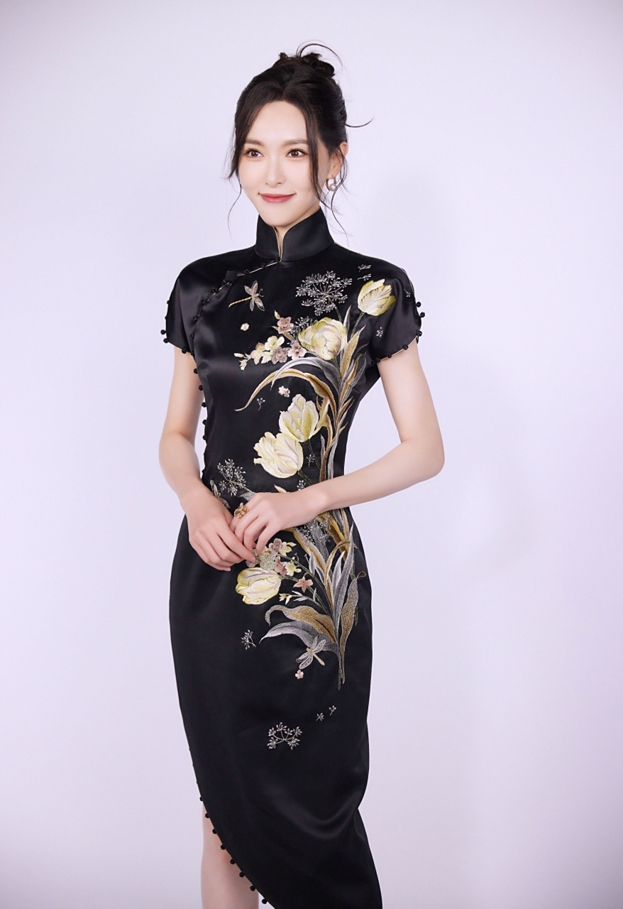 唐嫣穿旗袍好漂亮,优雅端庄,精致妩媚,韵味十足!