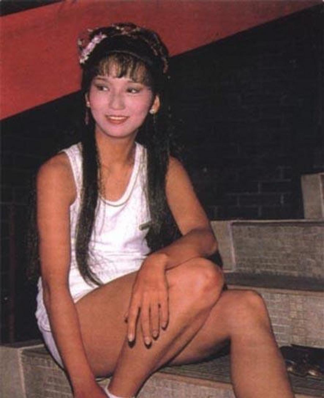 赵雅芝1973年参加"香港小姐"获得第4名后,并没有马上进入娱乐圈,而是