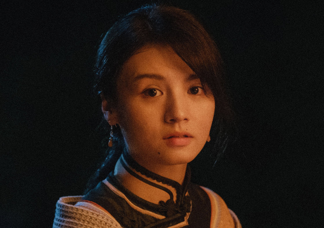 在前往日本的游轮上,革命流亡者俞天白(朱亚文饰演)和秋红(春夏饰演)