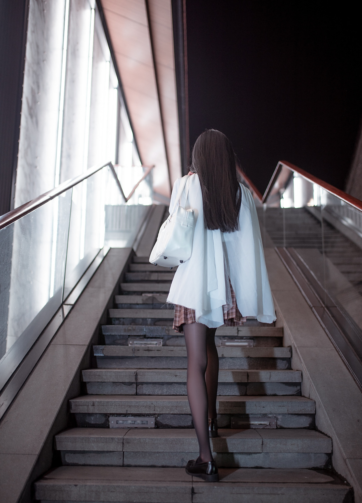 夜晚的街道,穿"黑丝"jk的女装大佬独坐在台阶上,惹不起啊