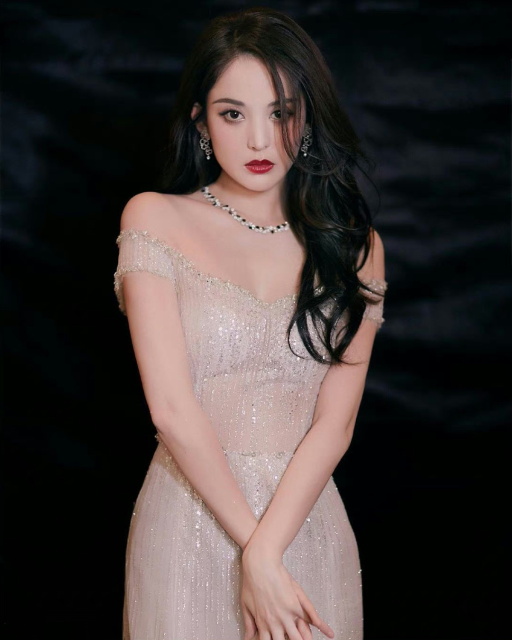 古力娜扎# 一袭粉色抹胸溜肩透明纱裙,勾勒出曼妙身姿,前凸后翘,丰满