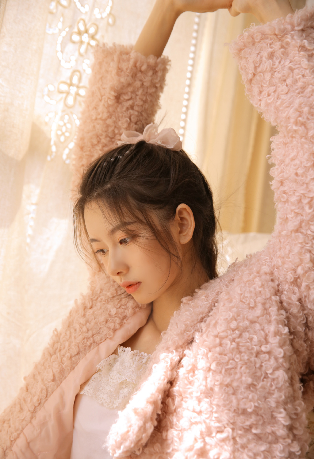 甜心小美女我来了,小美女身穿粉色亲肤毛绒外套,内搭白色吊带,再搭