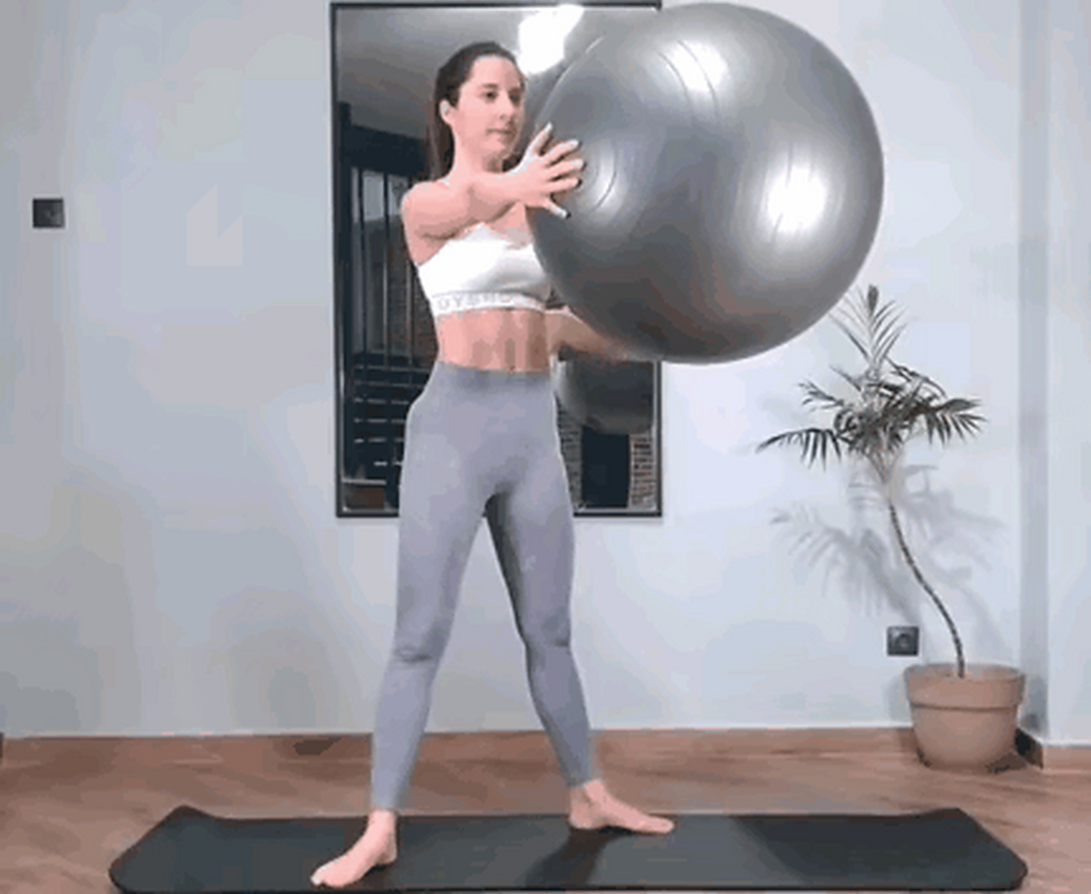 瑜伽球瘦肚子6个动作,减脂肪练马甲线!  1.瑜伽球深蹲:锻炼腰腹核心.