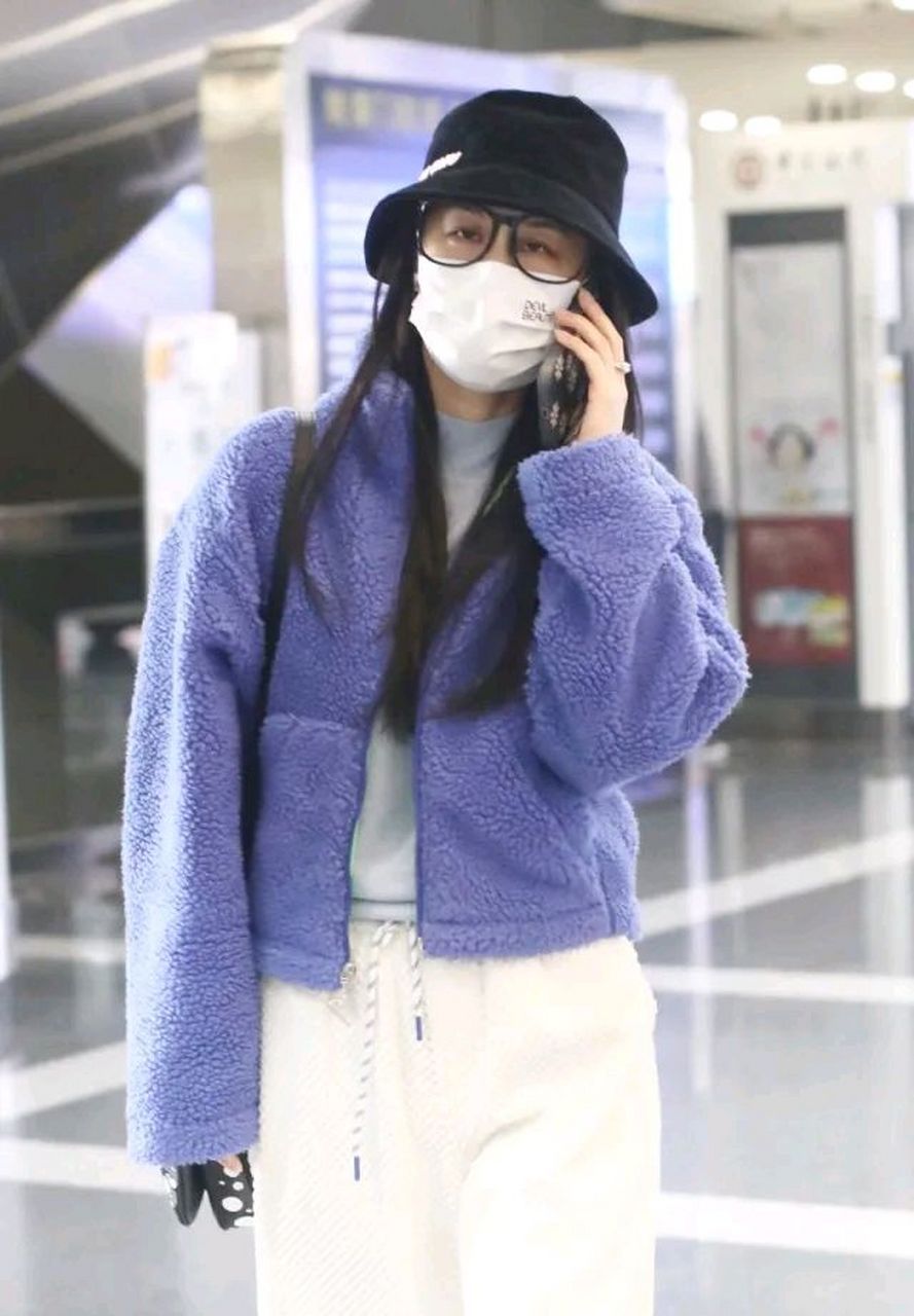 黄圣依亮相首都机场,她这次搭配的非常显年轻,气质也极为不错,真的是