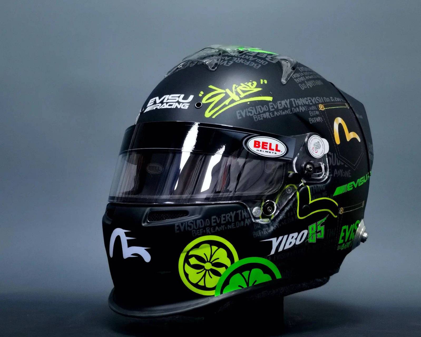 evisu为王一博特别的定制的赛车头盔9415 炫酷牛仔风,融合大量的