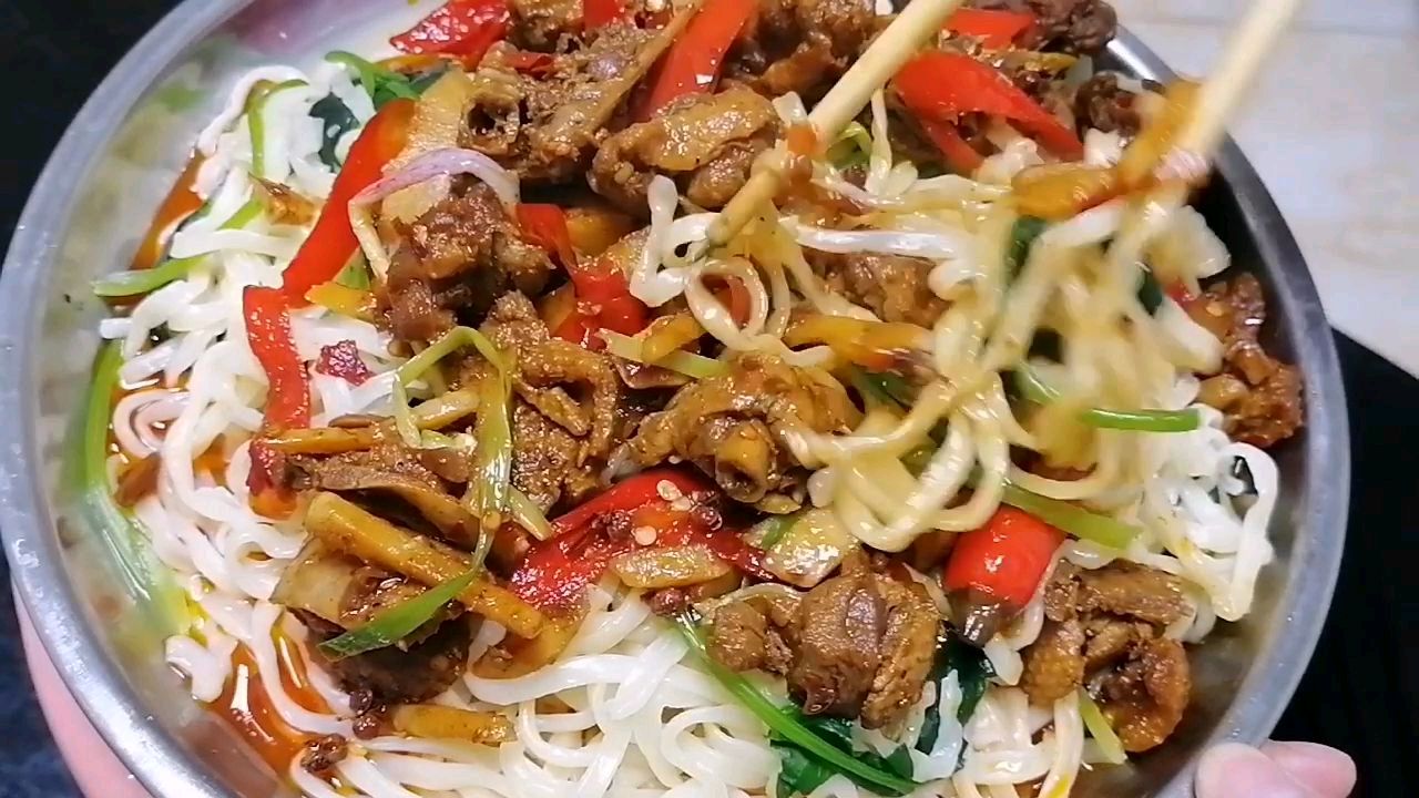 小伙买了半只鸭子、做了一大盘姜鸭面,大口吃肉大口嗦面,过瘾