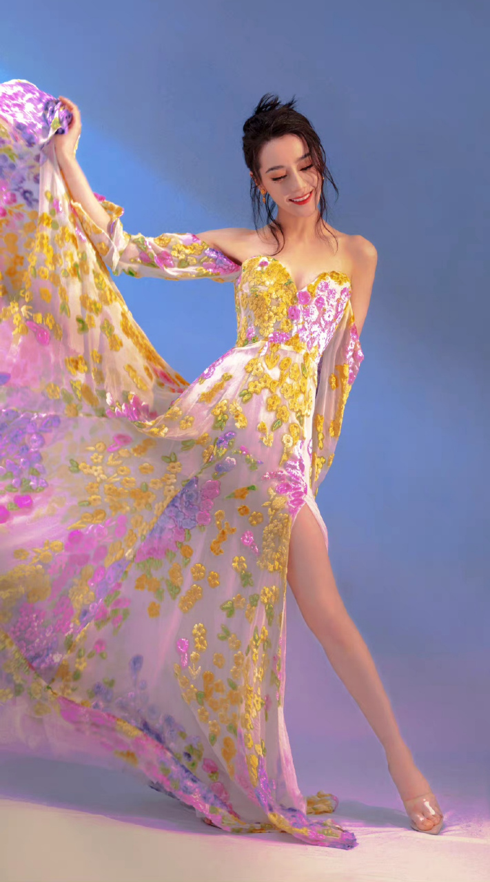 迪丽热巴鲜花裙造型太美了,有点妖娆
