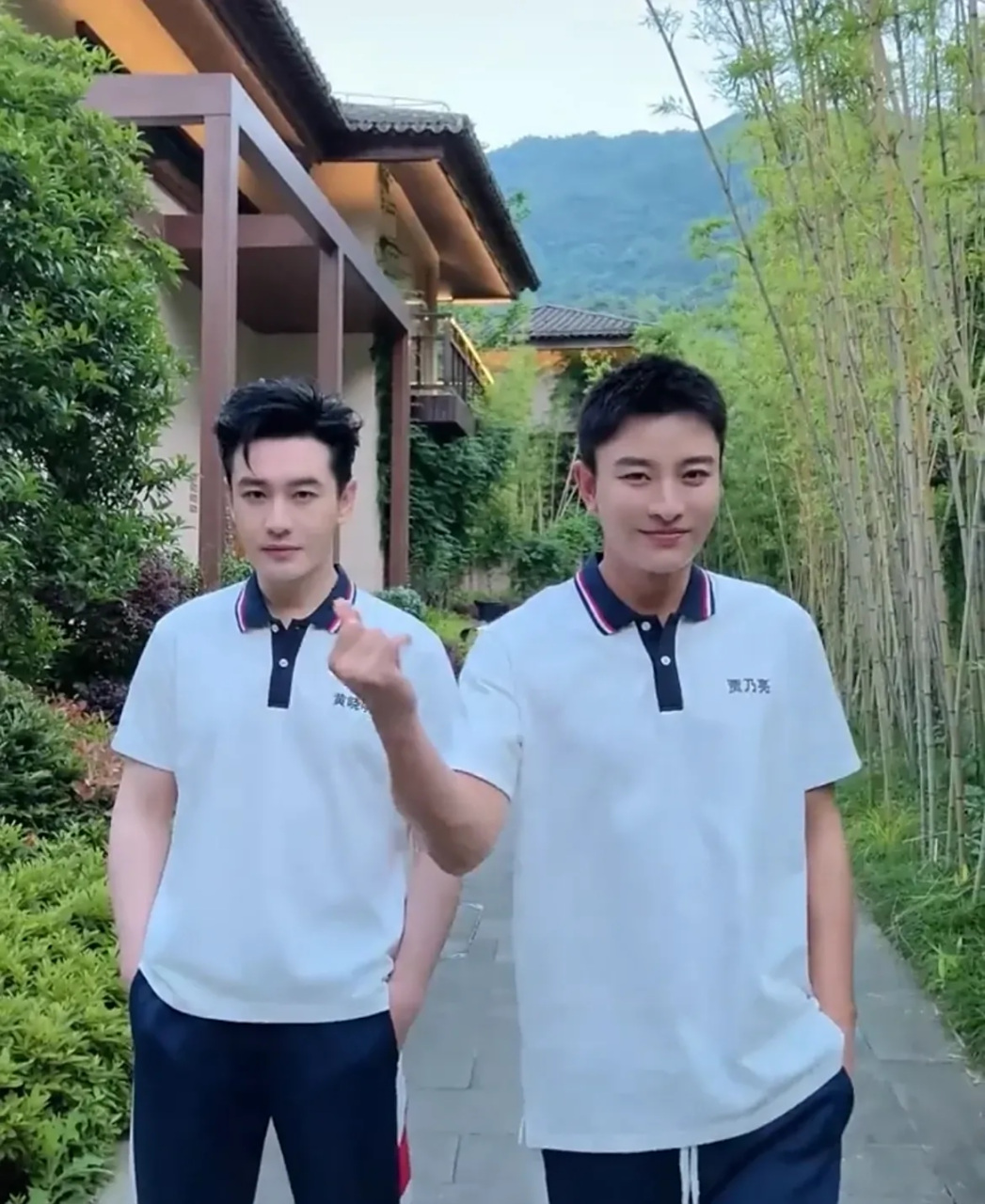 贾乃亮和黄晓明两个离婚的男人,穿一身高中生校服,看起来帅气十足