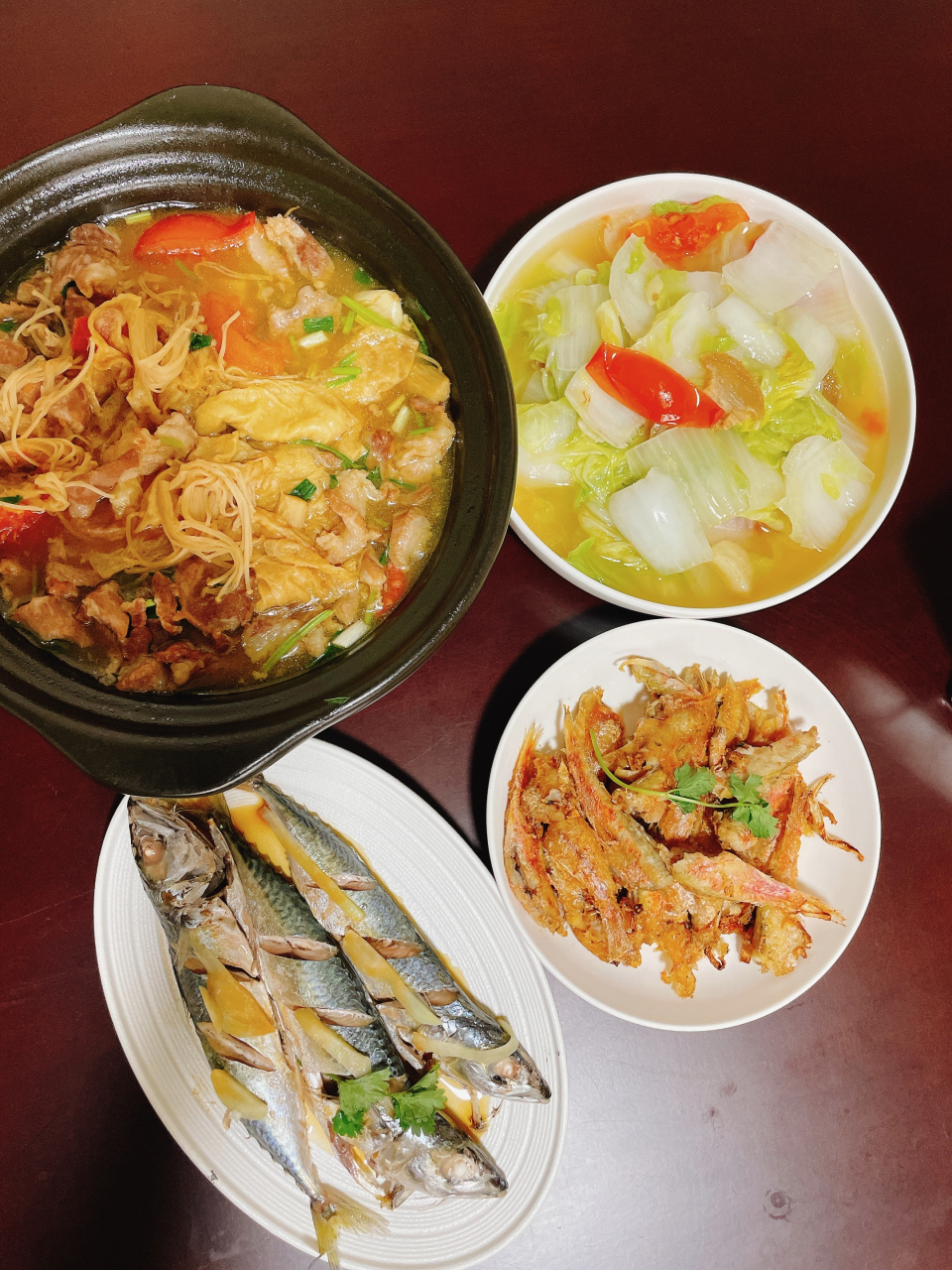 潮汕家常菜 清蒸花仙鱼 香煎小红鱼 番茄炒白菜 肉片油炸豆皮煲 家常