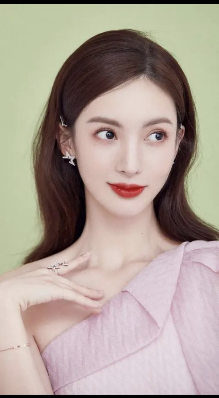 金晨李一桐逛街,突然发现真的好瘦好瘦,接近纸片人,而且金晨还是非常