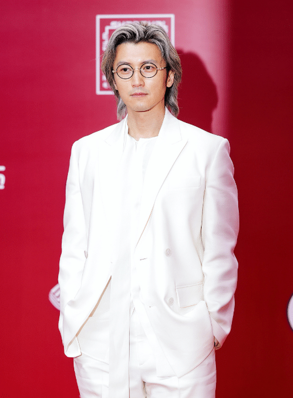42岁的谢霆锋,6月9日参加第25届上海电影节,他穿一身白色的休闲装,梳