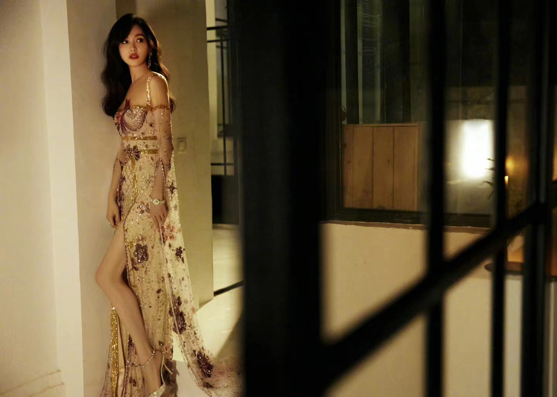 1,易烊千玺别看平常比较内向,他在饭局上很能吃得开,属于话少但是一