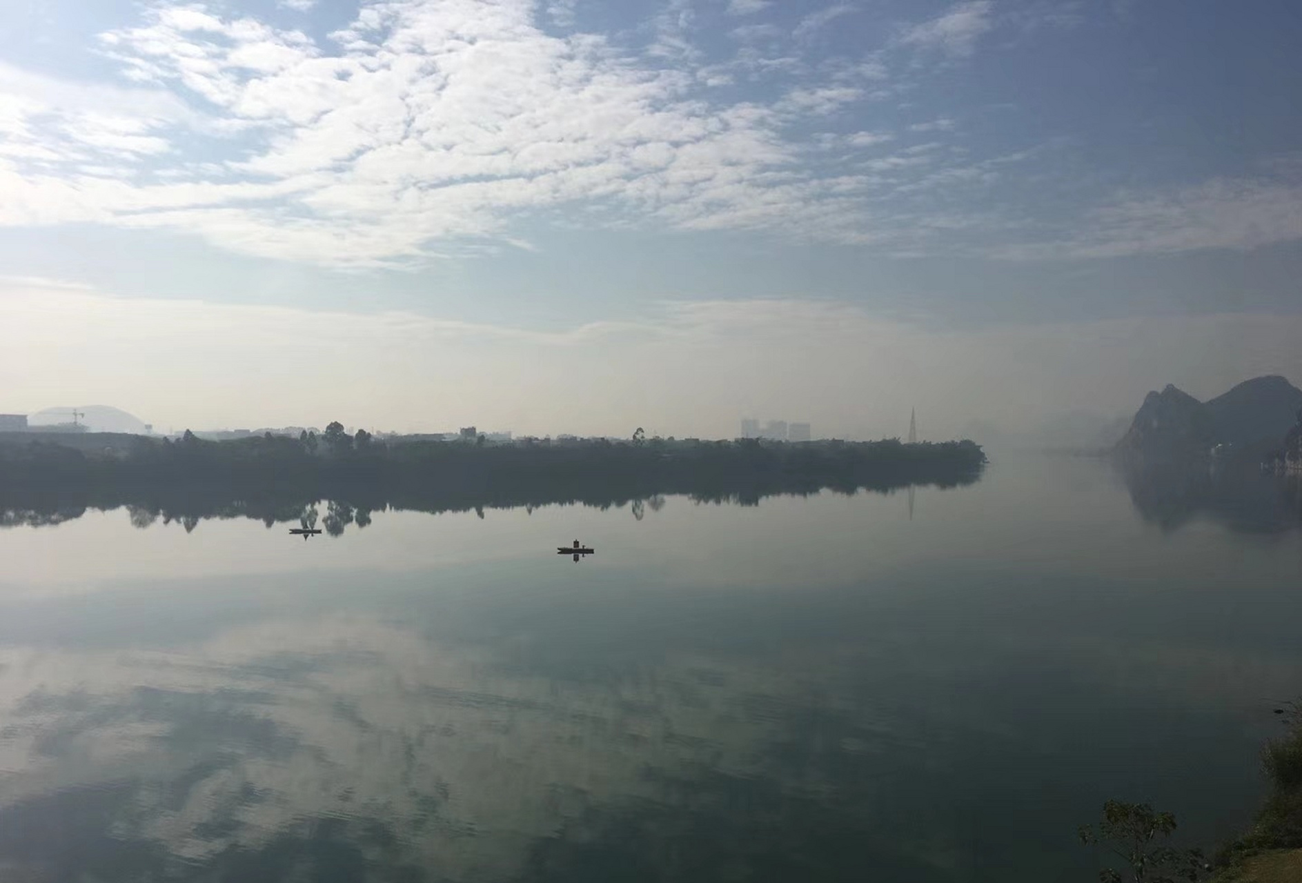 此刻,天空一无所有,除了白云;我亦一无所有,除了天空.