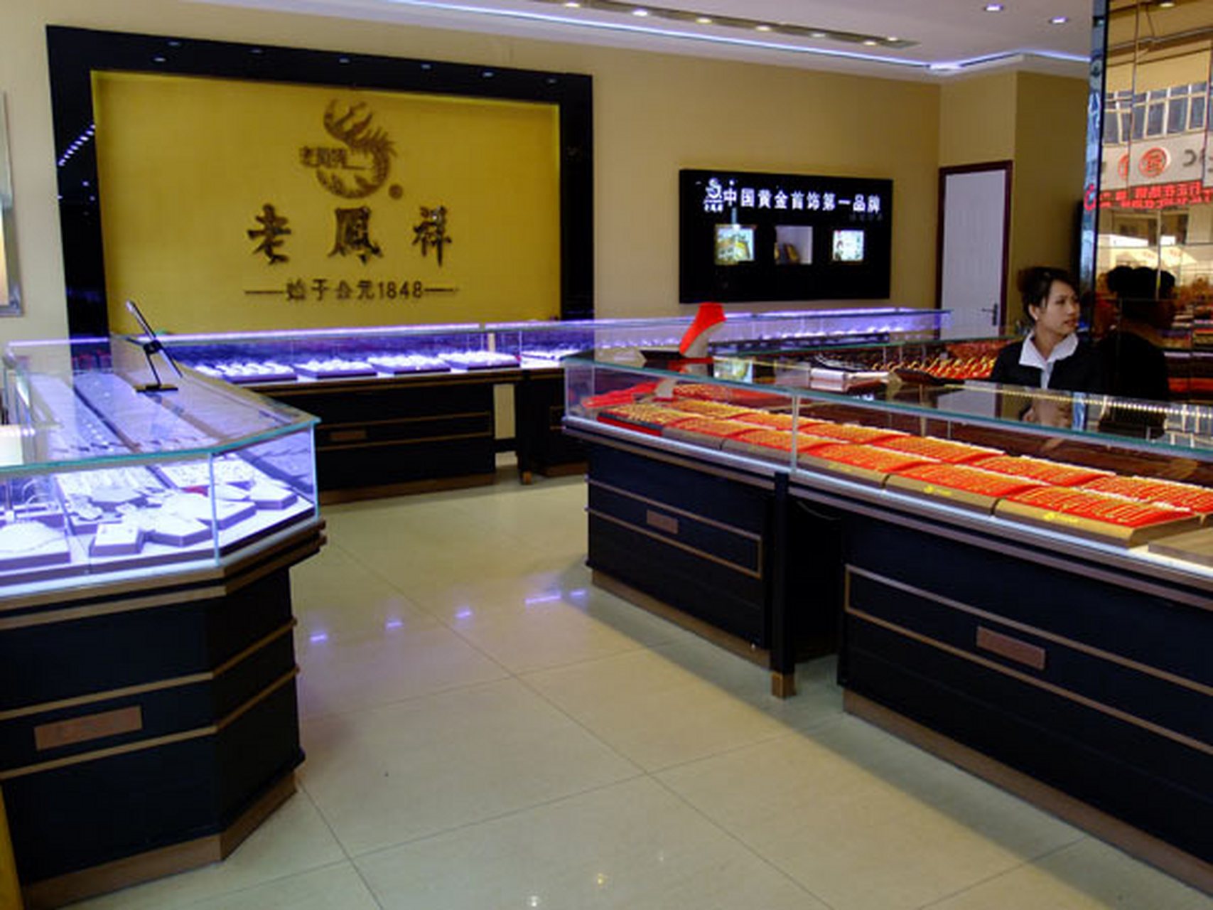 奇怪了,满街都是黄金店,还不断有新店开业,现在黄金这么多的吗?