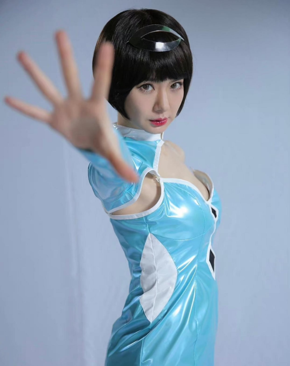 戚薇     这好像是 《端脑》里的造型   有一种ai即视感 你喜欢这套