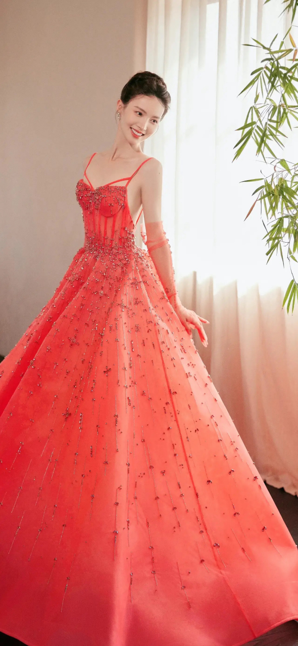 金晨高清壁纸,红色礼服的穿搭显得优雅漂亮!