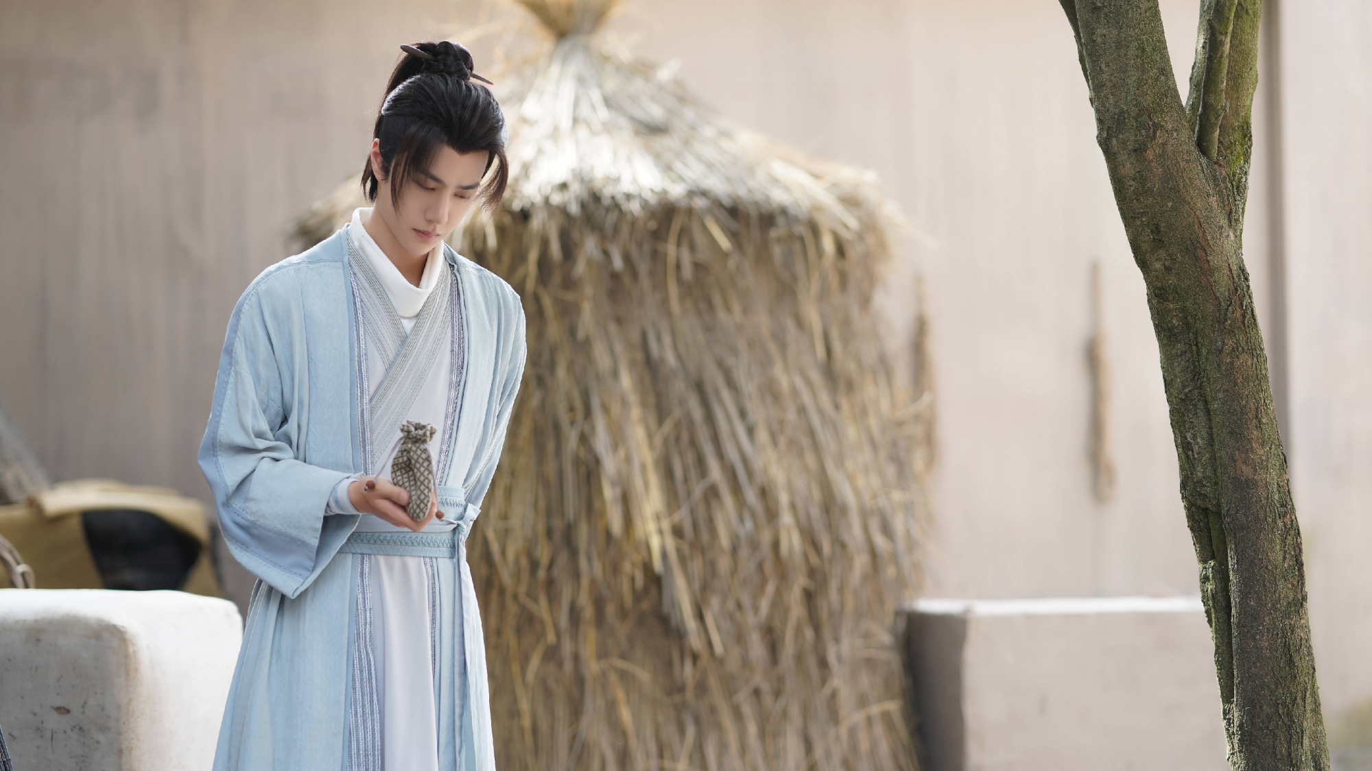 演员王一博,影视《有翡》剧照来了,江湖少年郎,英俊潇洒!