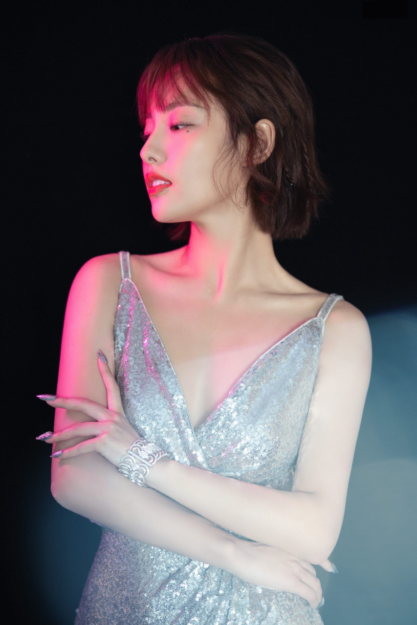 张嘉倪银色低胸开叉礼服,绝美好身材#明星生图大赏