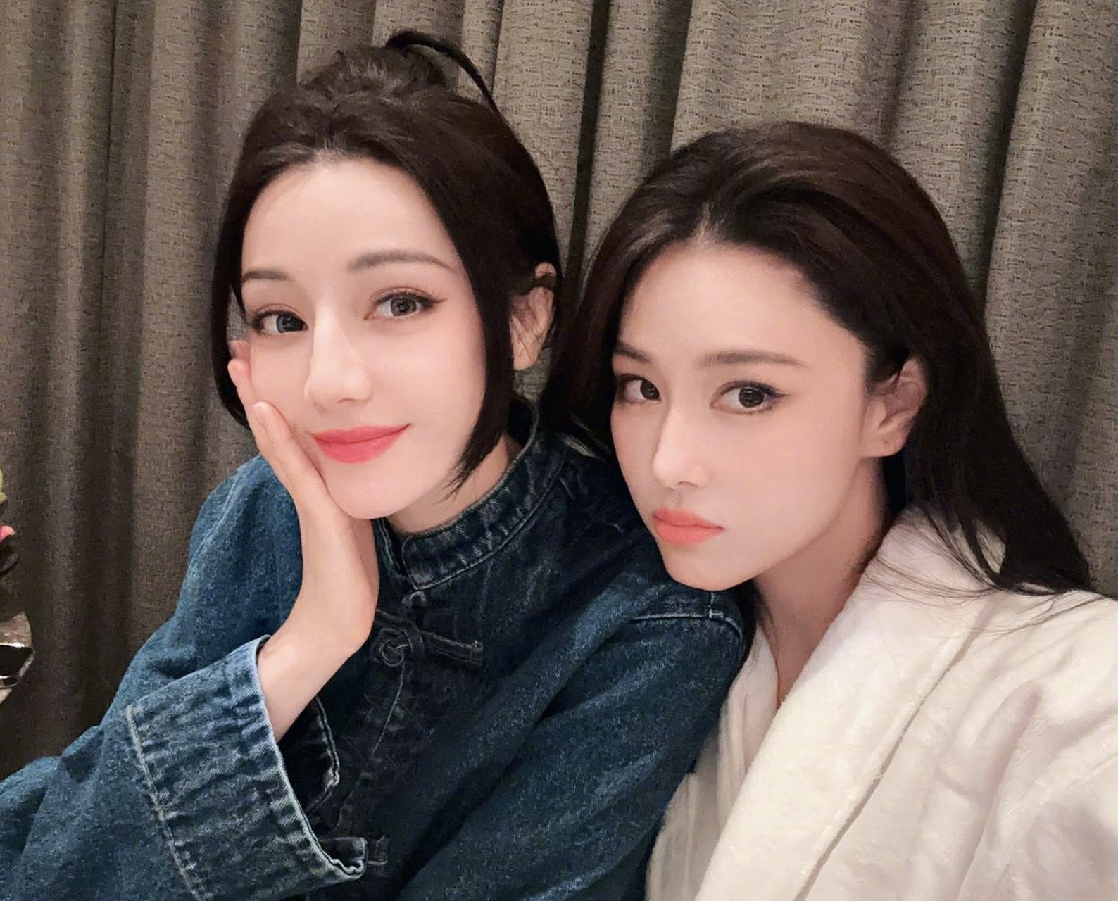 "  迪丽热巴与张馨予的闺蜜聚会不仅增进了两人之间的友谊,也