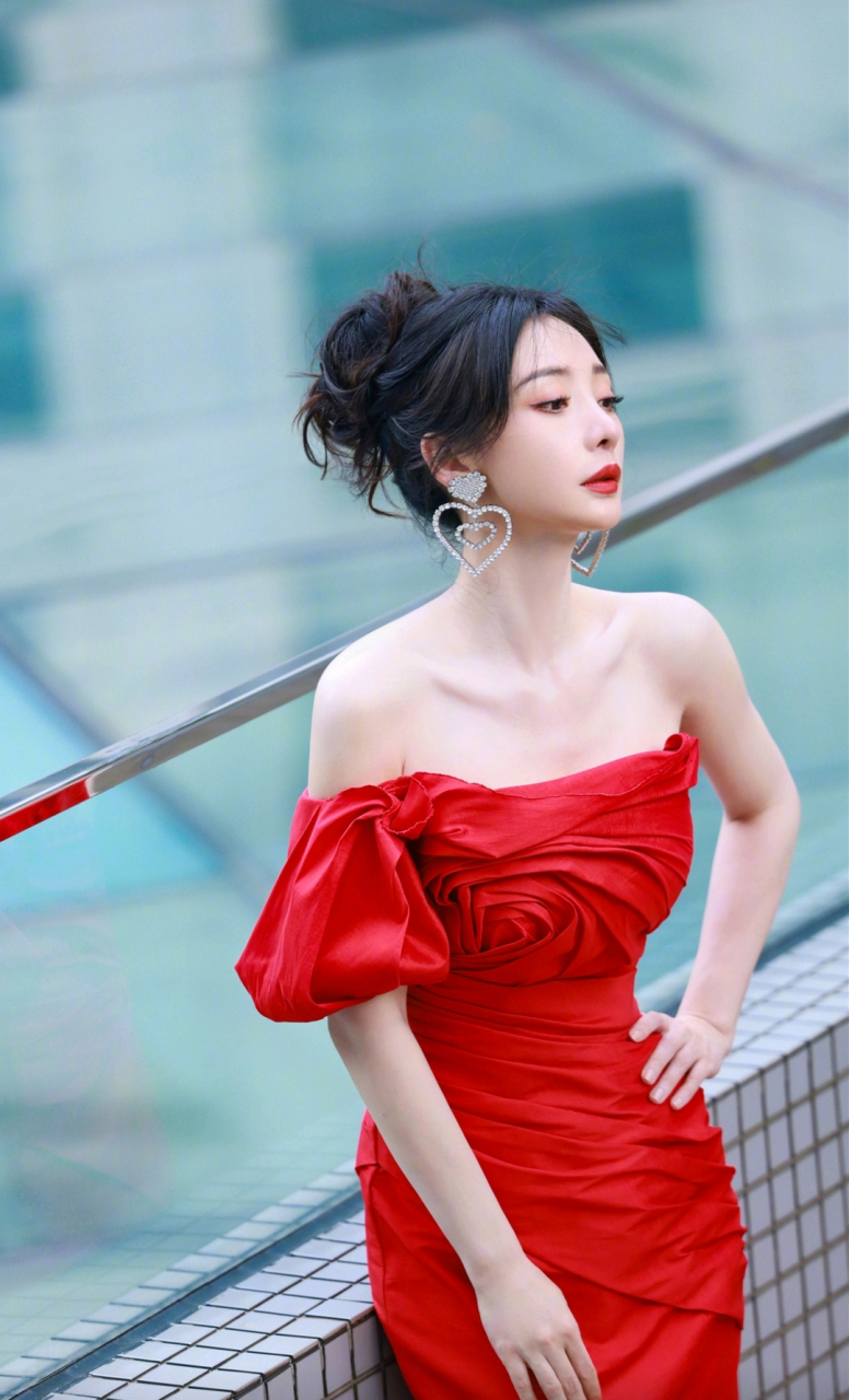 柳岩越来越美了,一袭抹胸红裙,娇艳妩媚,性感迷人,甚是惊艳!