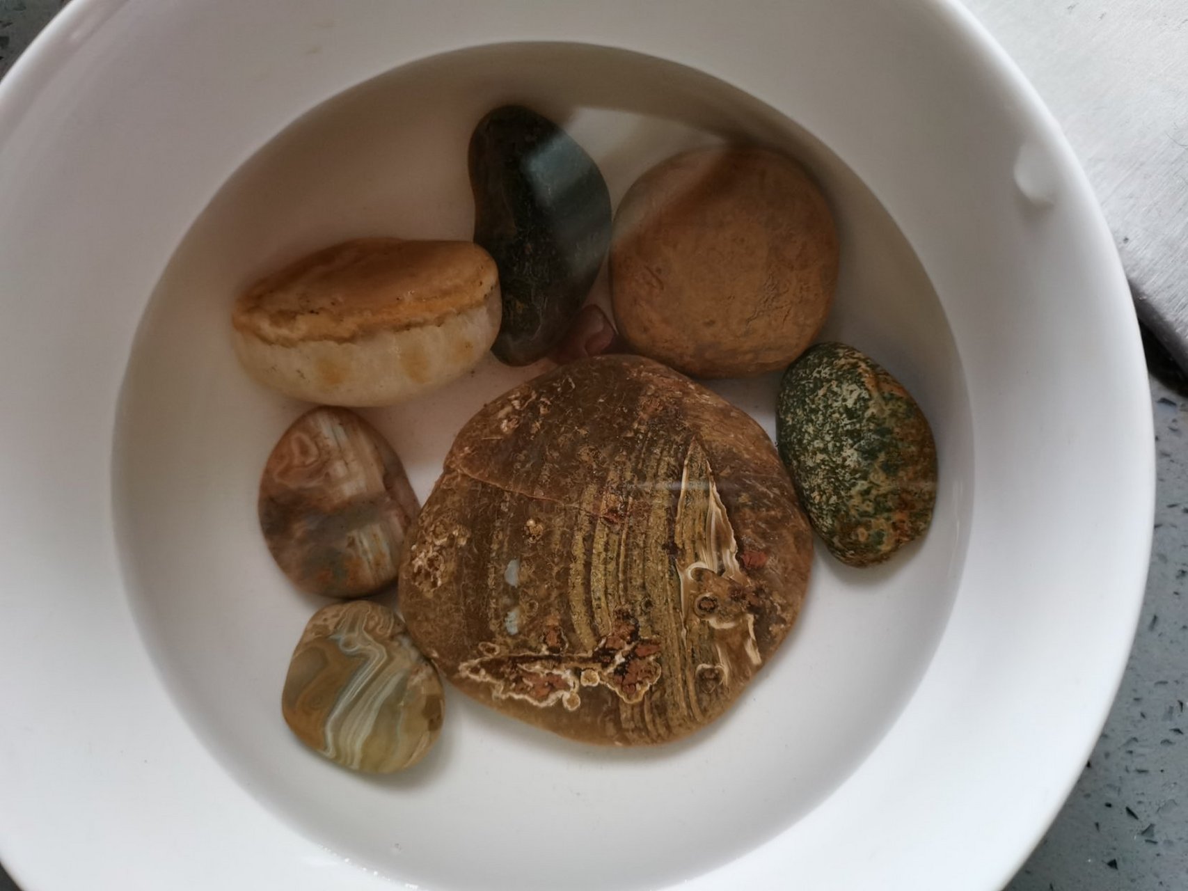 寻石一天看收获,没有惊喜,但也没失望,一个大品松香玛瑙石,四个玛瑙雨