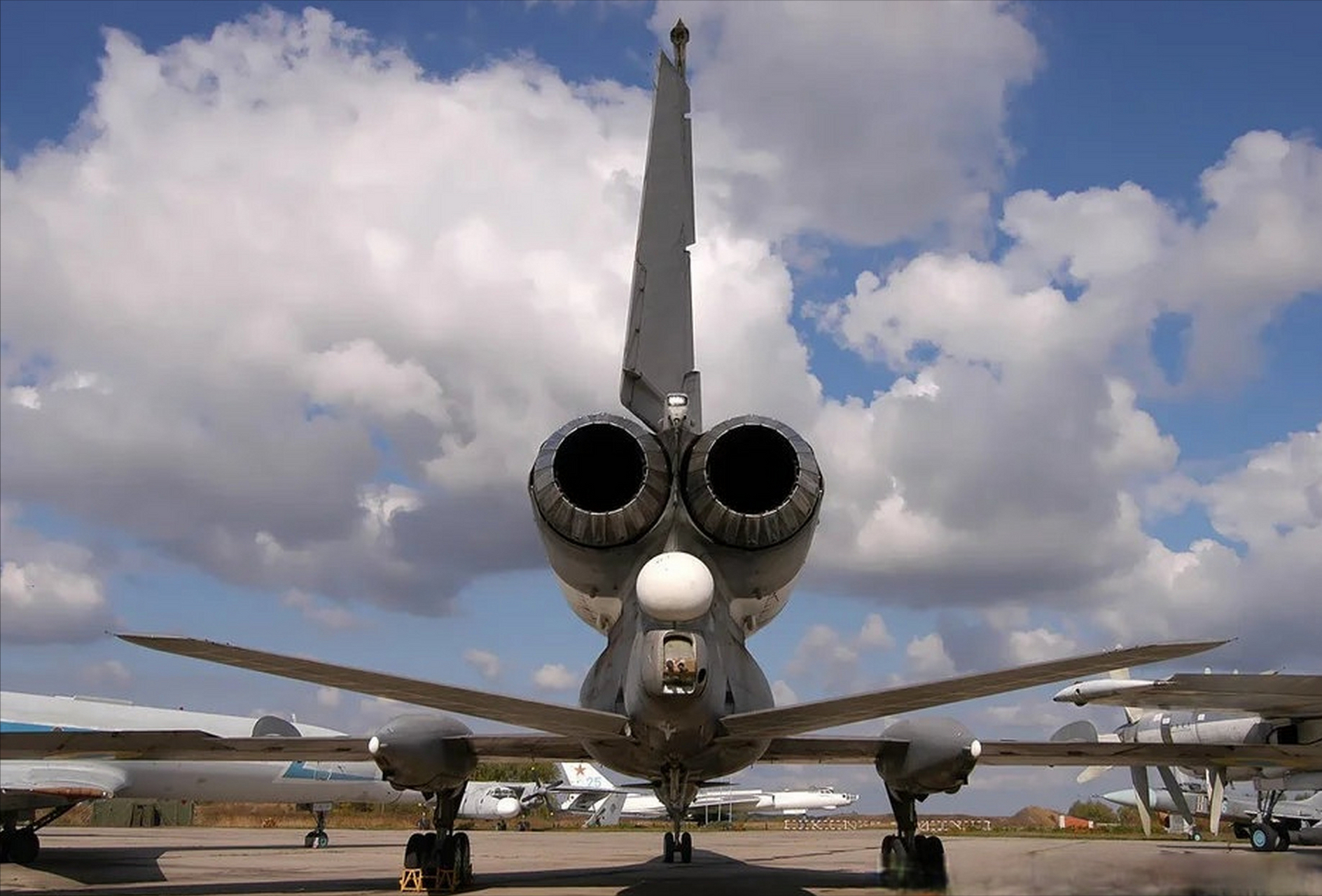 发动机扛在尾巴上的上世纪轰炸机