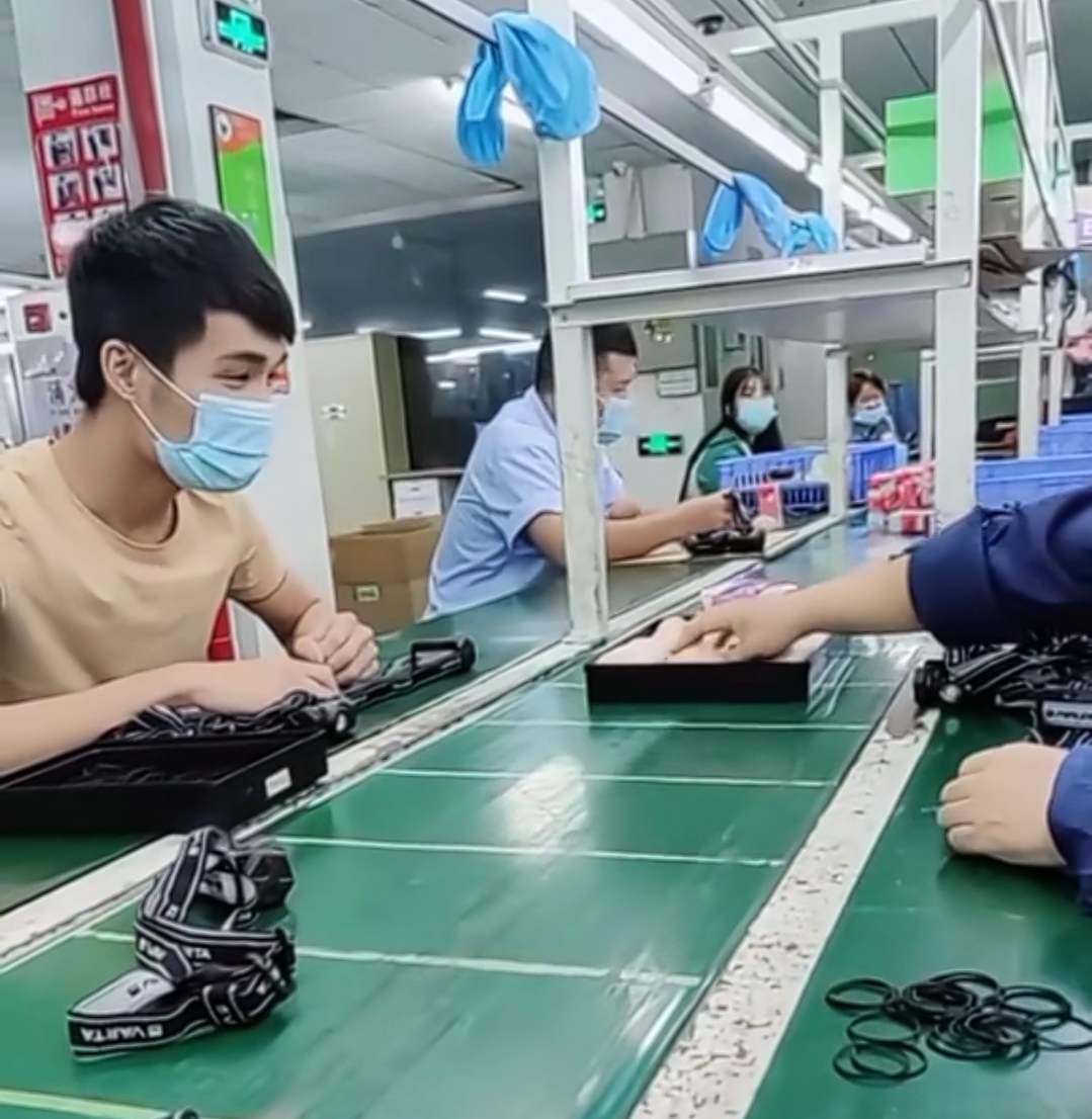 打工者:周末有没有无所谓,关键是工资,工资到手,才最高兴的