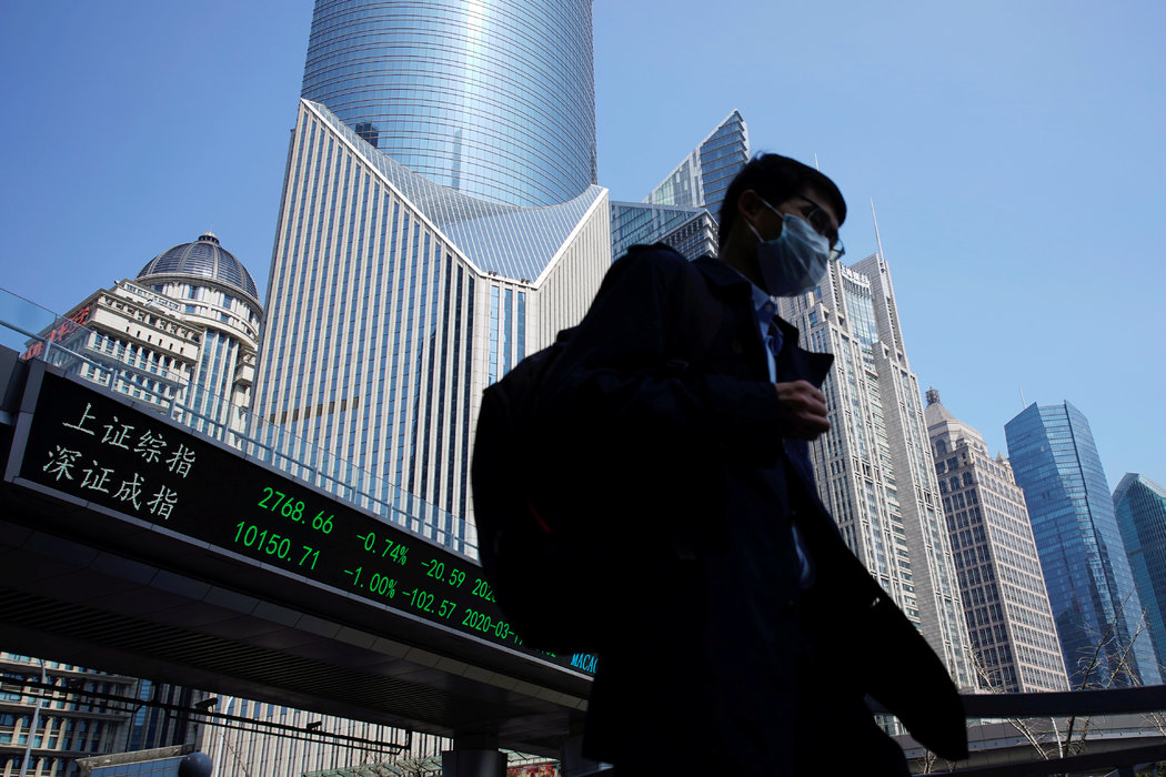 新冠病毒疫情暴发后,上海陆家嘴金融区一个显示股票信息的电子屏。