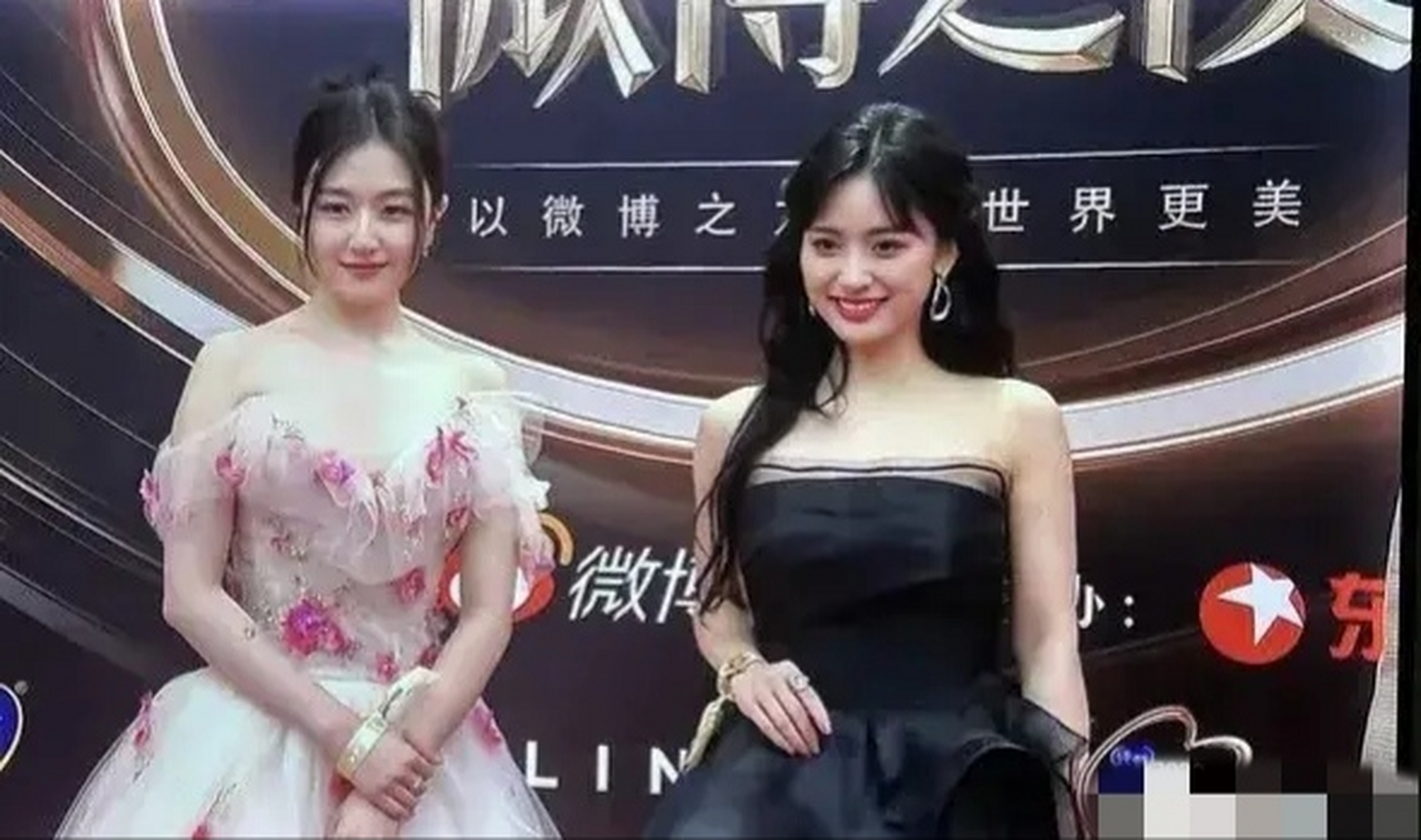 李兰迪跟沈月同台一样输得很明显,以沈月她的身高和骨架,不管穿什么