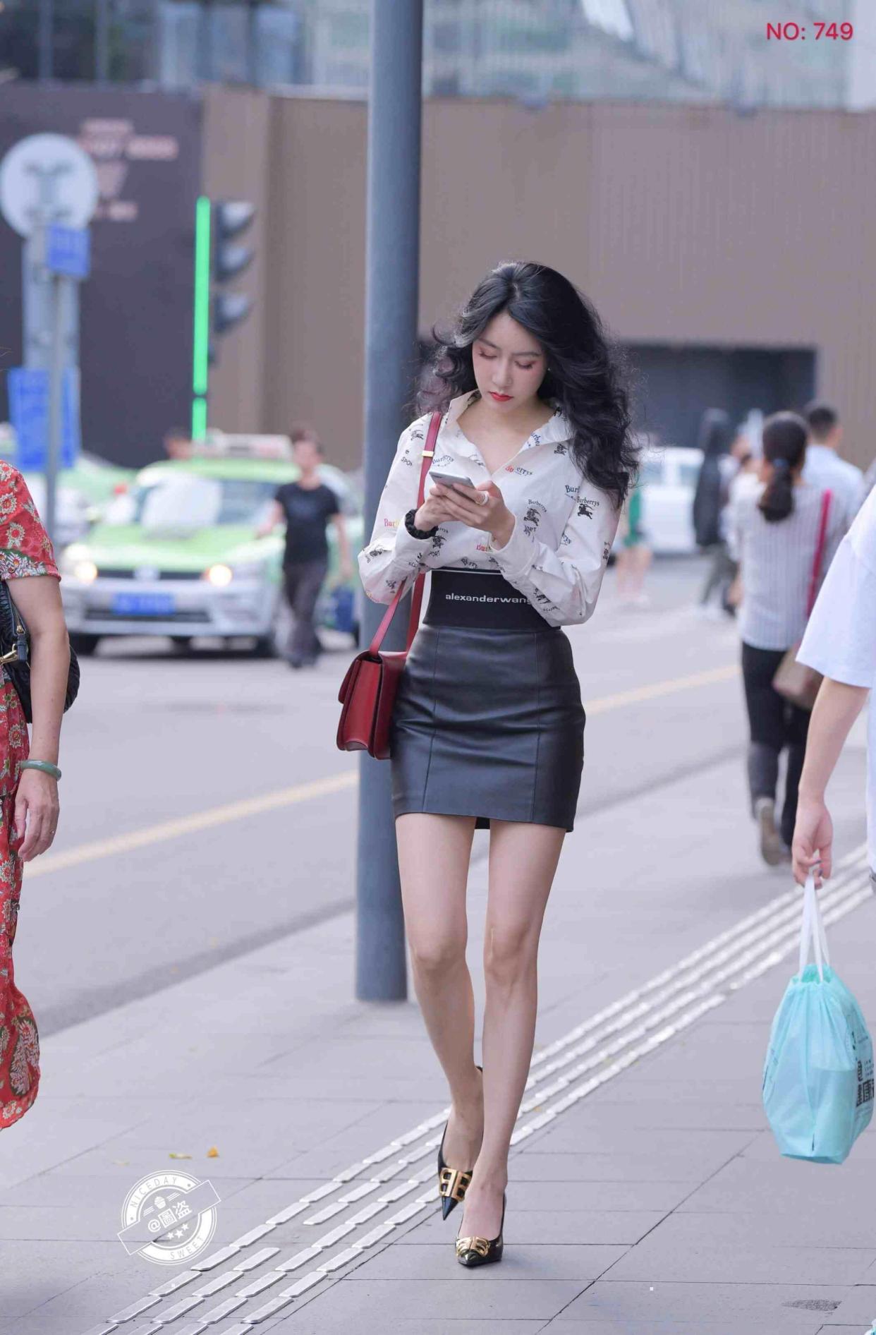 包臀裙要搭配一双浅色的鞋子,才能造型美感进阶,气质优雅