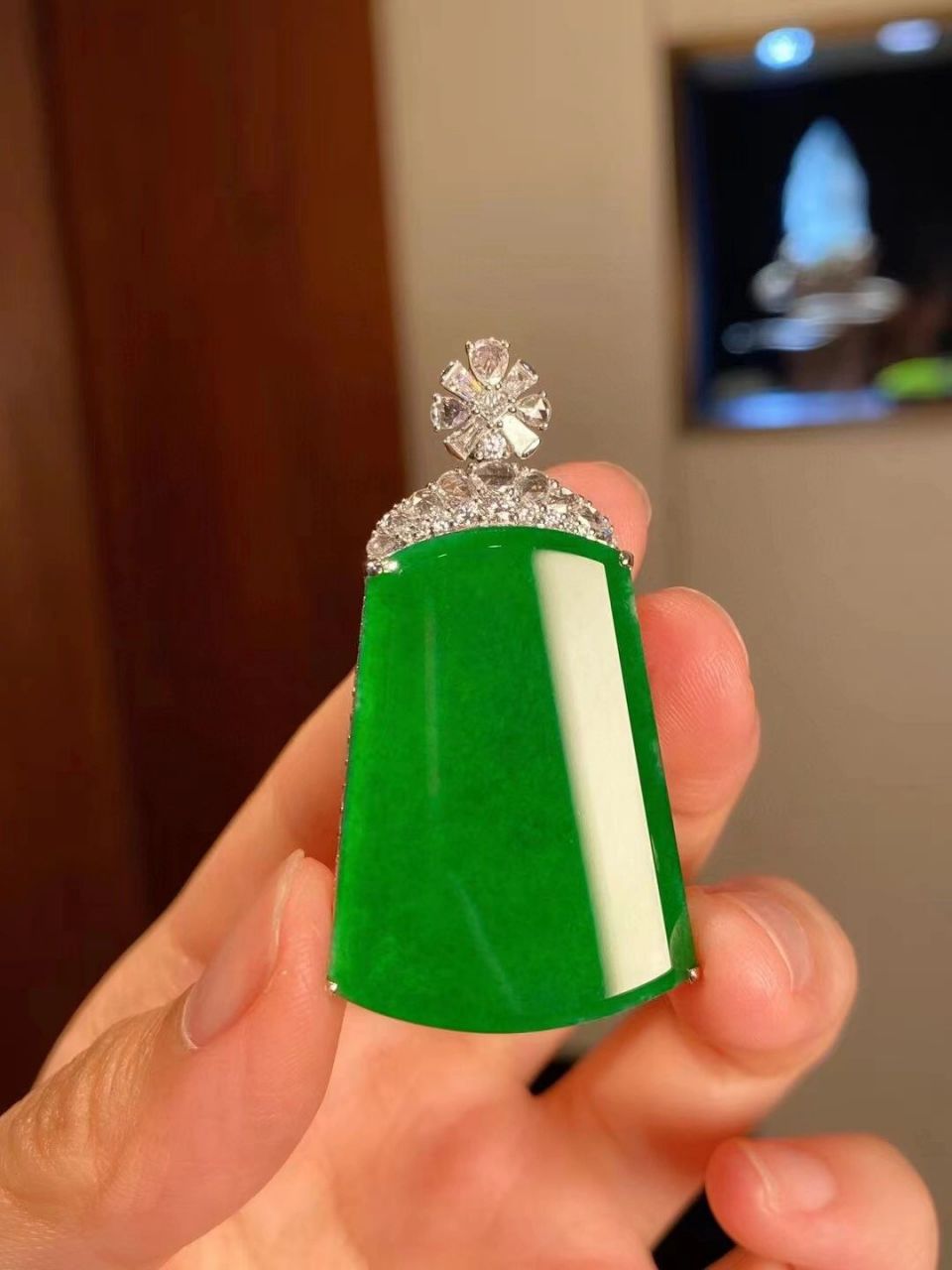 翡翠# 满色阳绿平安无事牌吊坠 有种有色满绿的无事牌,水头莹润,色泽