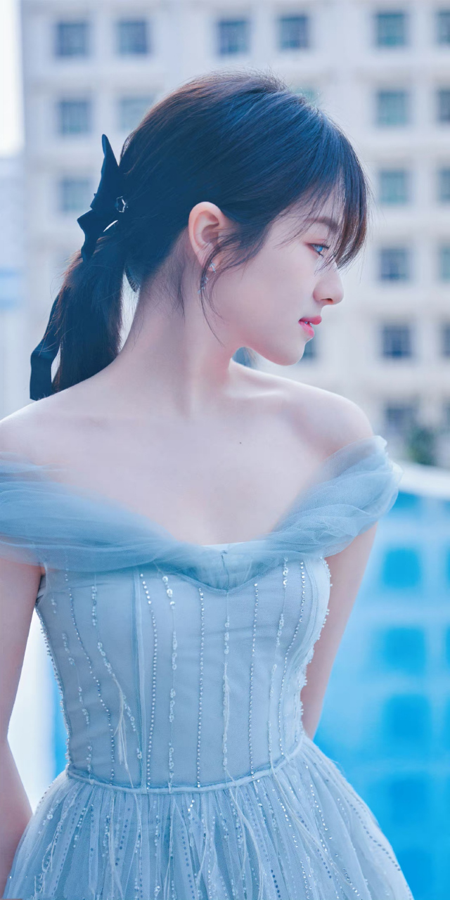 李兰迪# 身穿蓝色一字肩流苏长裙,清纯妩媚,甜美迷人