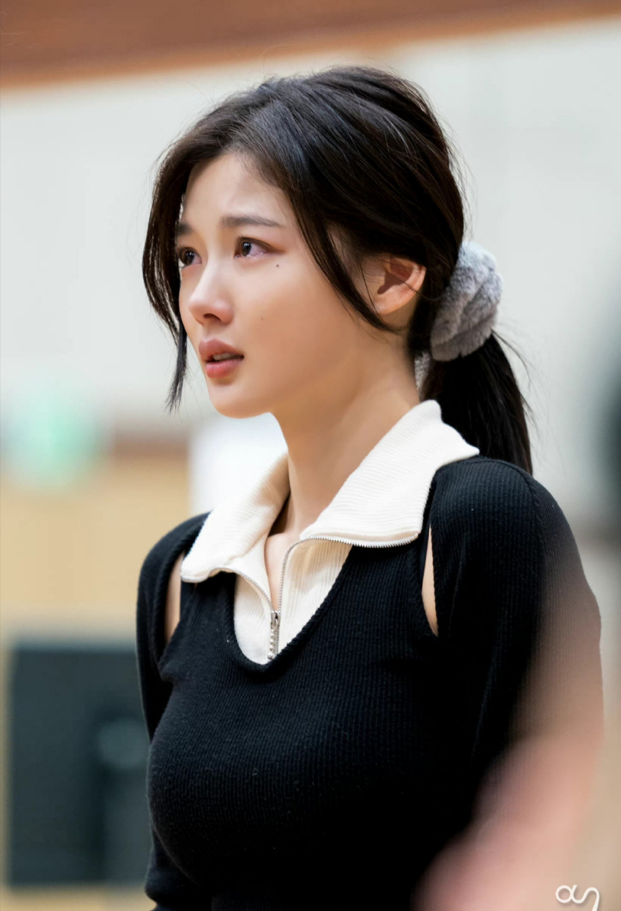 67侧脸看像哭的样子,很不开心,伤心无助!