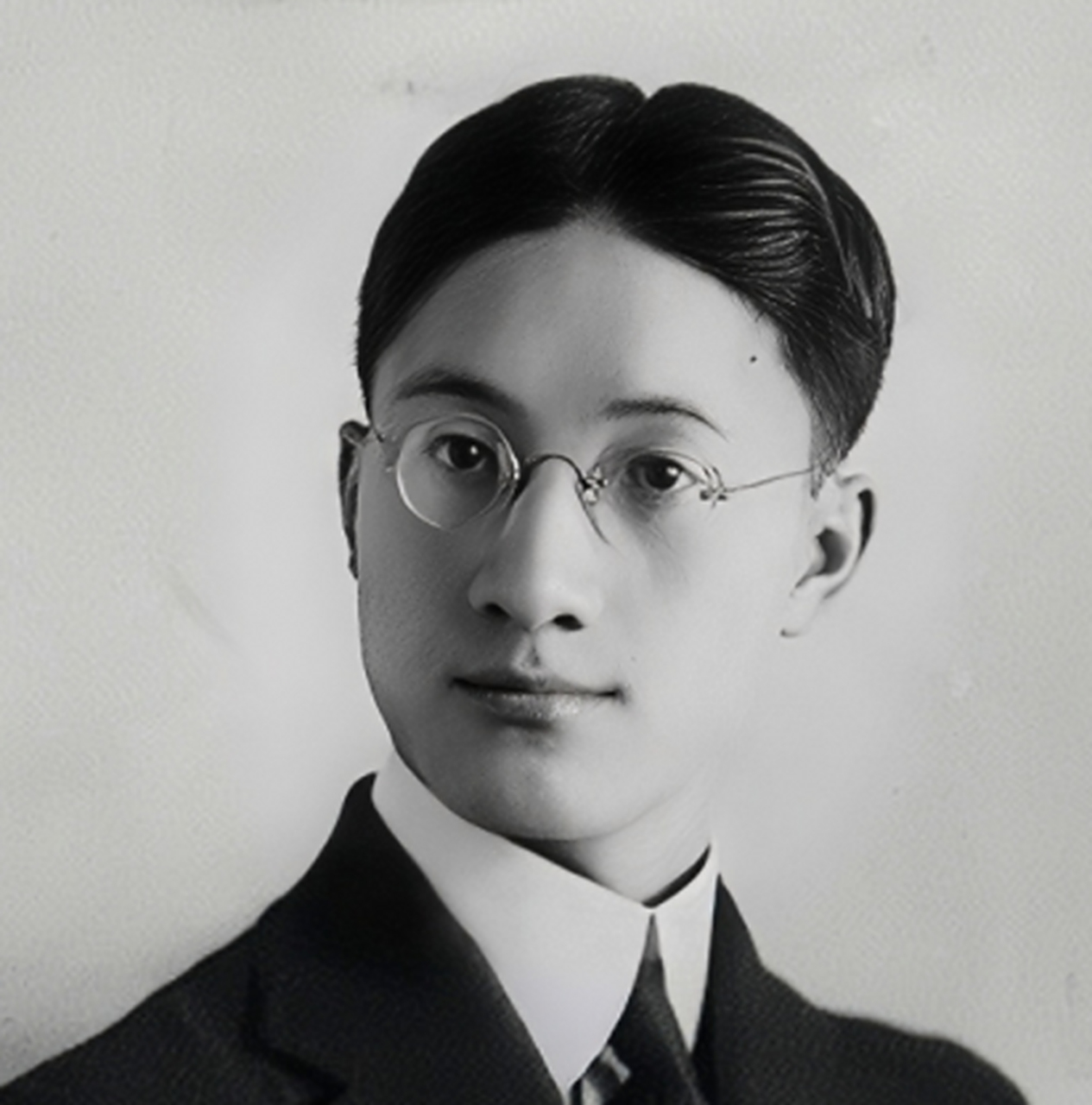 徐志摩,一位才华横溢的诗人和文学家,他的一生充满了浪漫与激情.