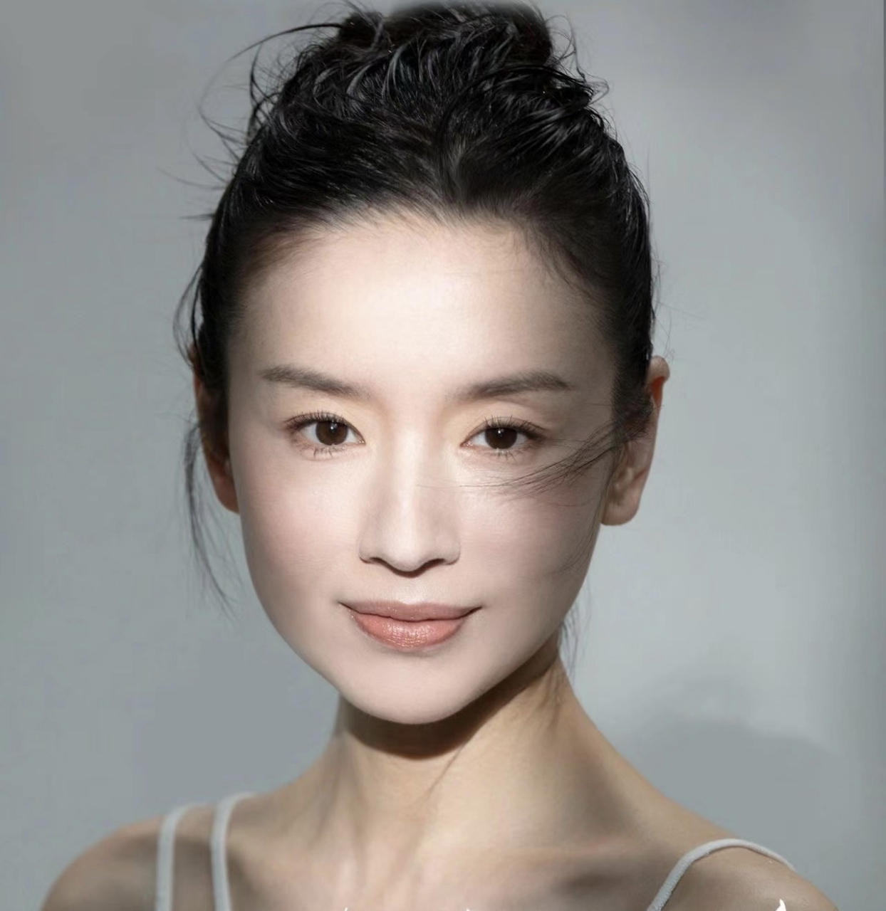 董洁妆后照! 她的五官真的很优越,尤其鼻子,太好看了!