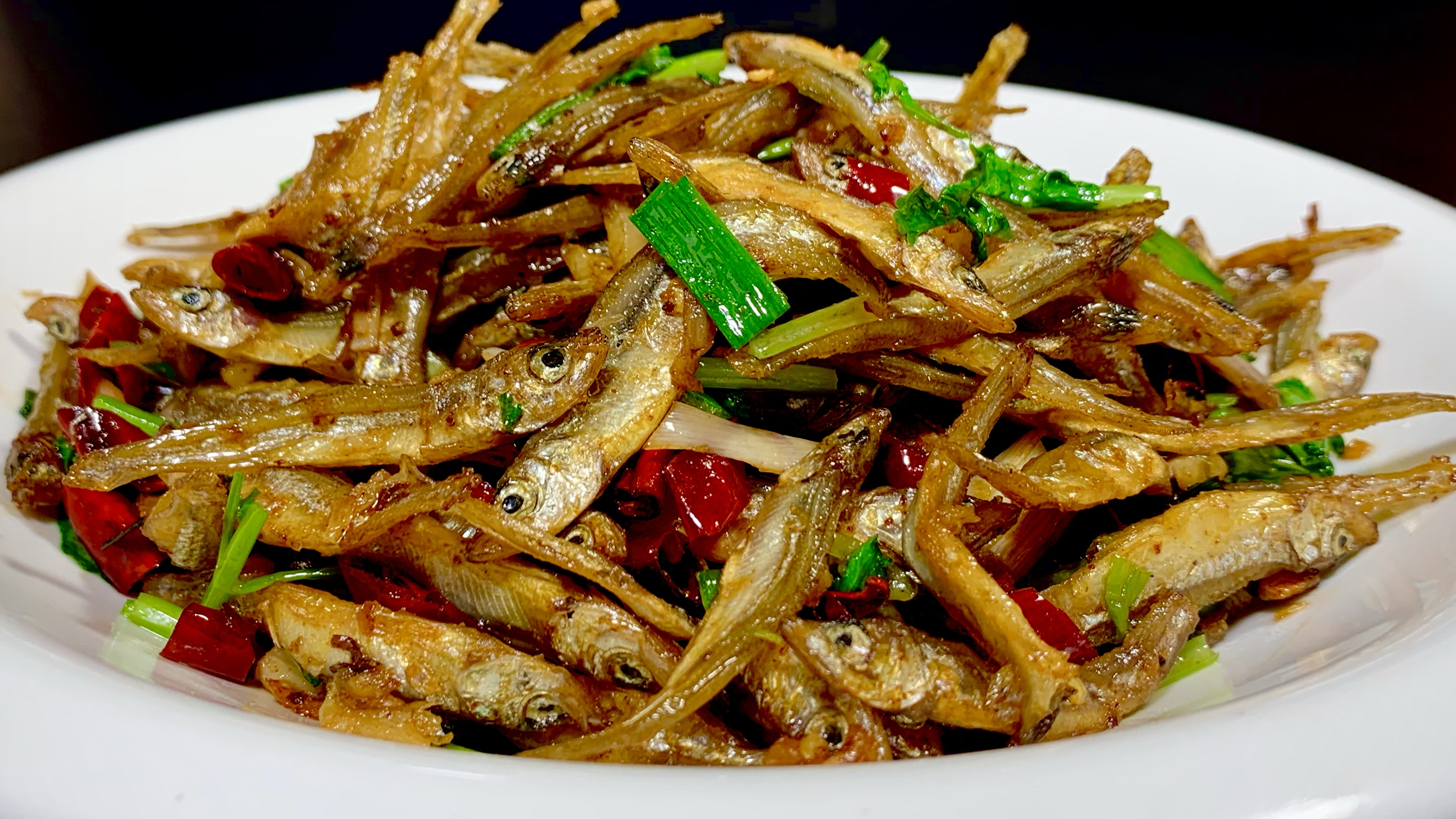 小鱼干放锅里蒸一蒸,岀锅香辣开胃下饭,做法简单,好吃无腥味