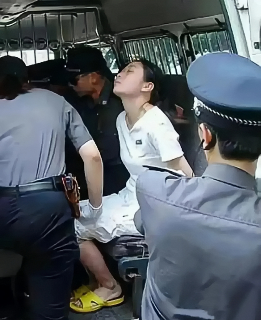 被警察押上车的这位女子名叫方晓红,她是福建第一个被药物注射执行