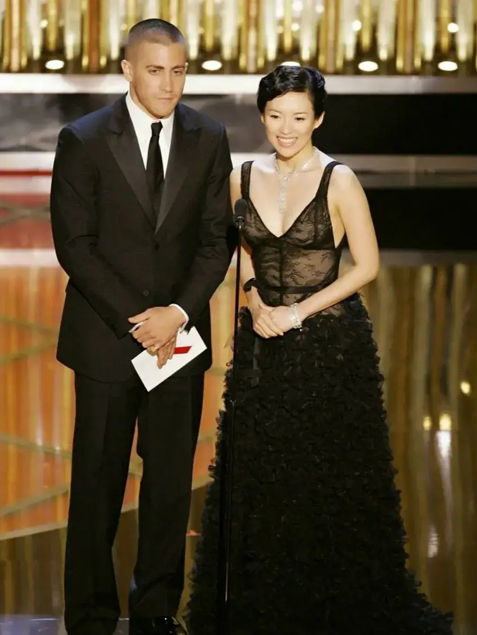 想当年,章子怡第一次参加奥斯卡奖颁奖典礼,身着黑色晚礼服出席,何等
