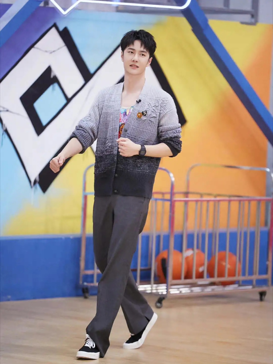 篮球小子王一博,一身运动风,展现了青春的活力,打篮球的一博很迷人,你