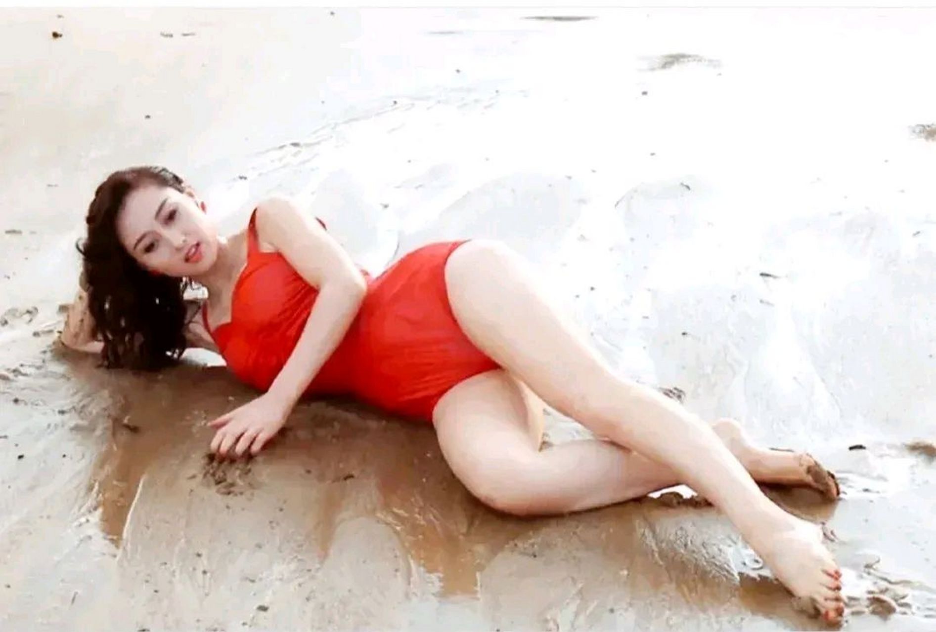 90年代,利智在沙滩上拍摄的写真照.