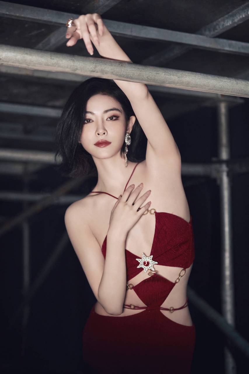 许佳琪性感写真大放女人魅力,深深沉沦在美丽的双眸中