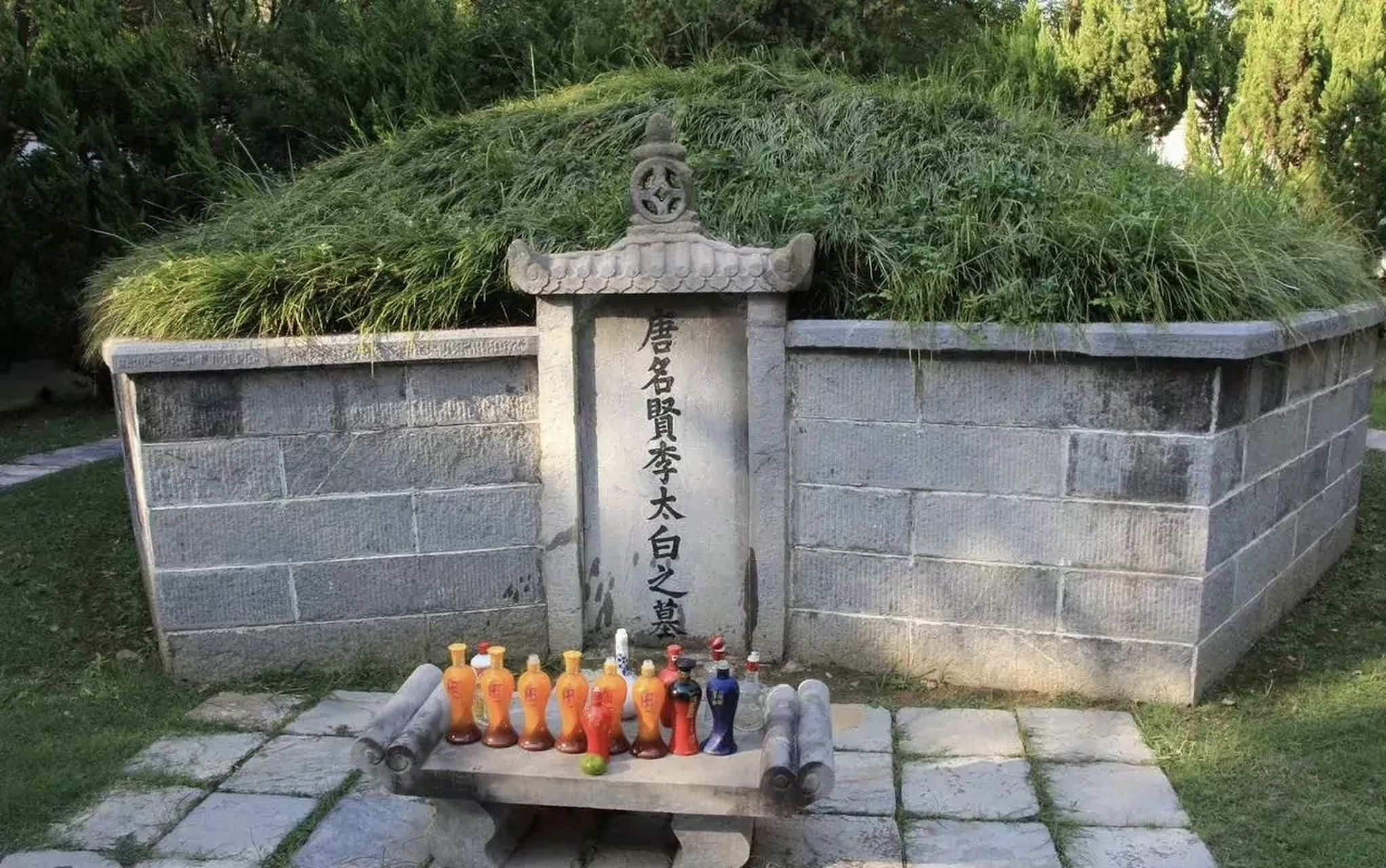 中国人是懂浪漫的,给李白墓前摆满了酒,能认出来这里边都有什么酒吗
