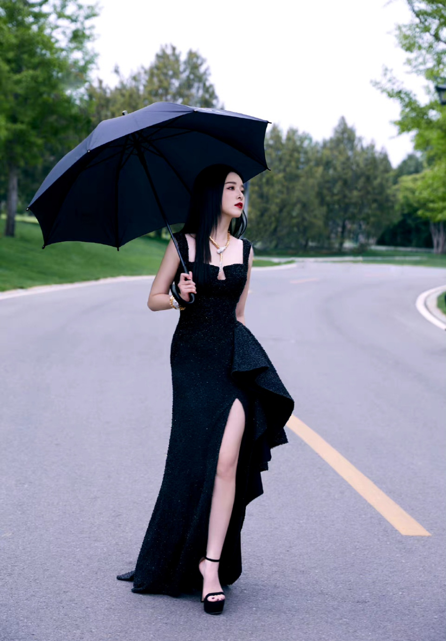 阚清子黑裙大片身材好好,项链好有特色