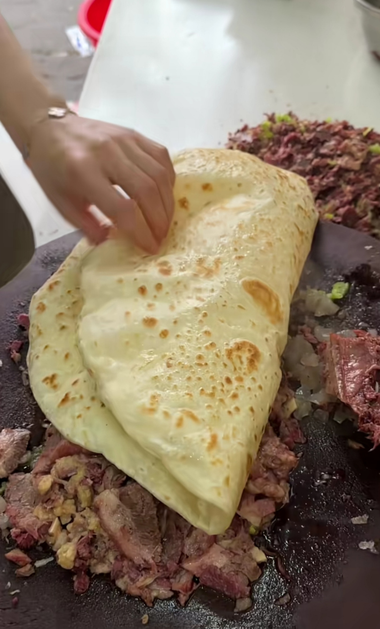 吃这家的大饼卷肉,给卷这么多肉,真实惠!