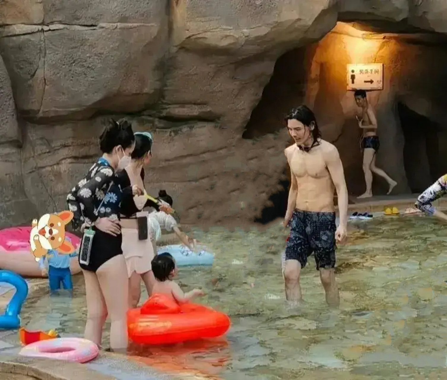 郭碧婷抱孩子游泳,身材发福,大腿粗壮,肚子圆鼓鼓.