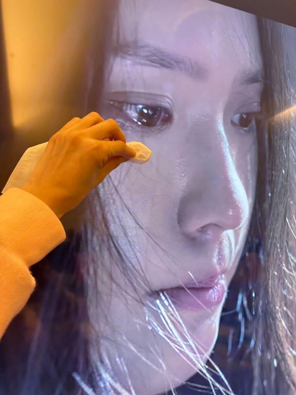 林允周雨彤哭着哭着快亲上了!