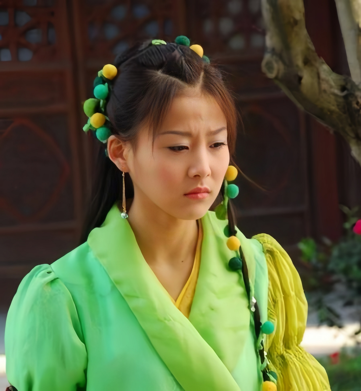 贾青年轻时状态还不错,一副天真活泼的模样,艳彩被她演出了精髓