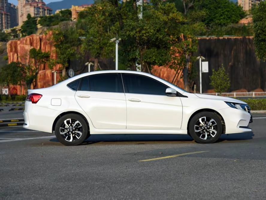 新款东南a5上市:a级三厢轿车,多连杆独立后悬架,5万出头