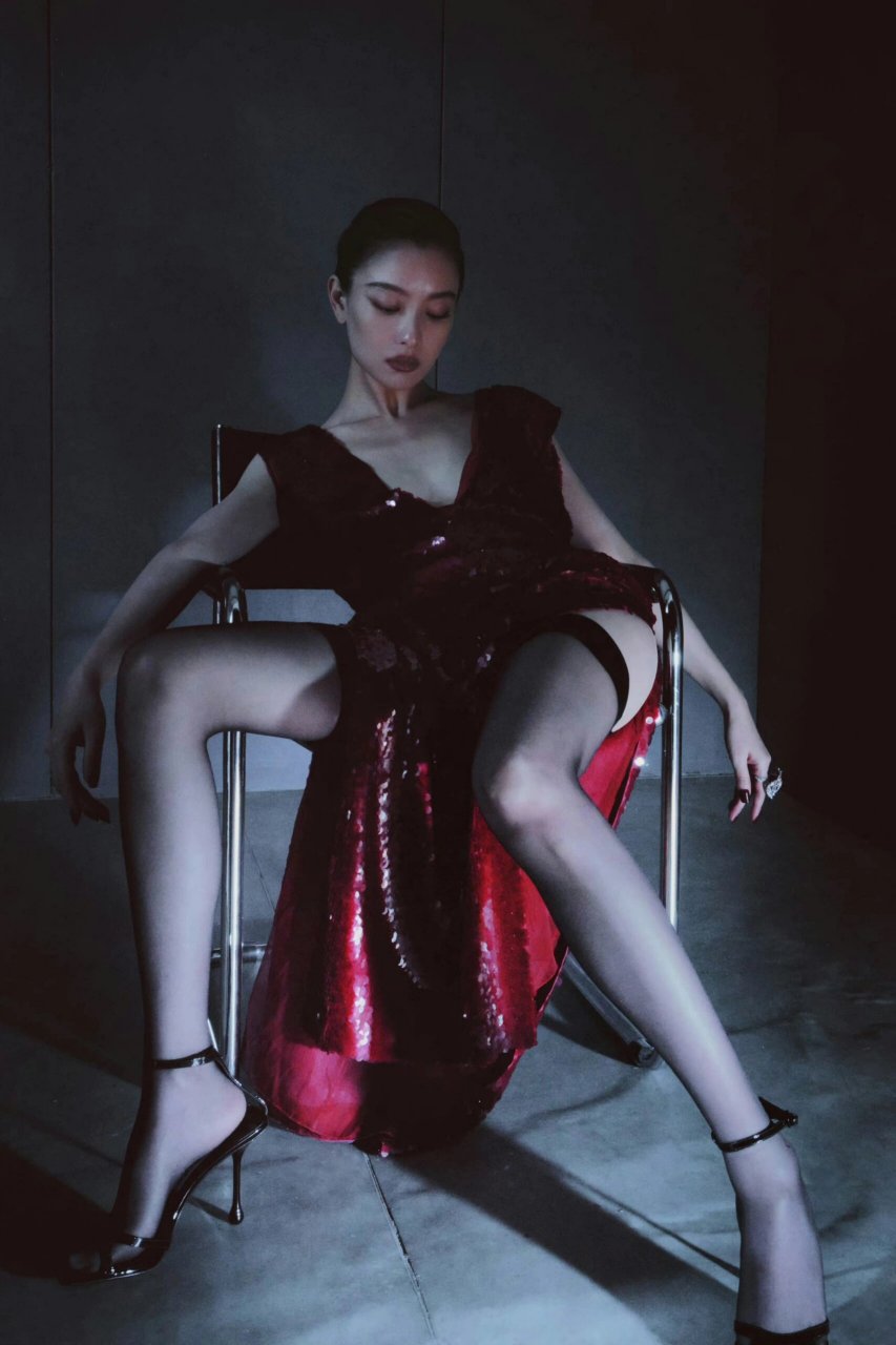又美又酷的倪妮,冷艳气质令人沉迷|||倪妮elle最新封面 整体格调有点